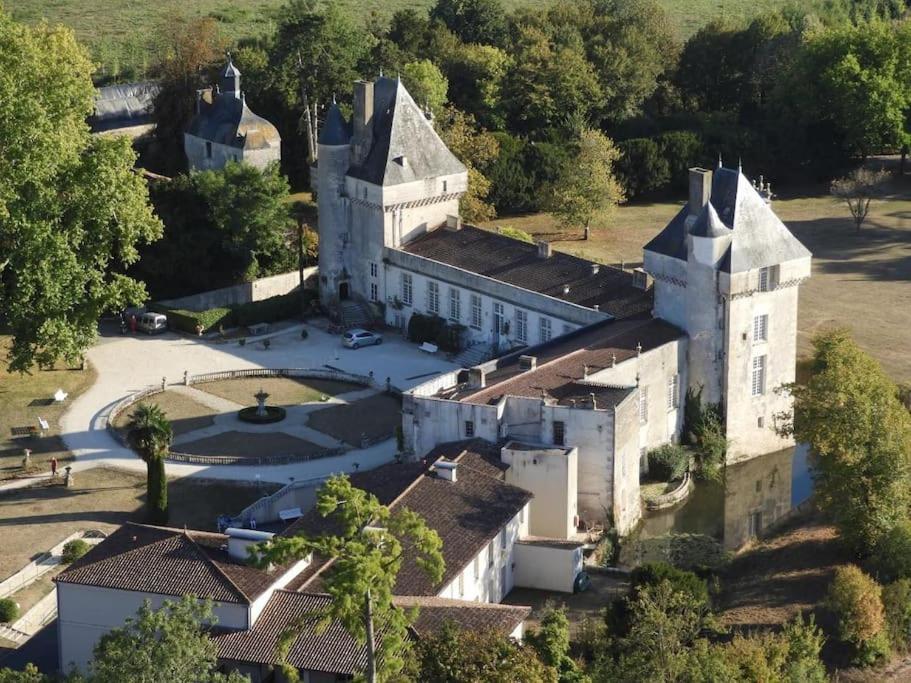 Un séjour d'exception au Logis du Château Saint-Pierre-de-l'Isle Extérieur photo