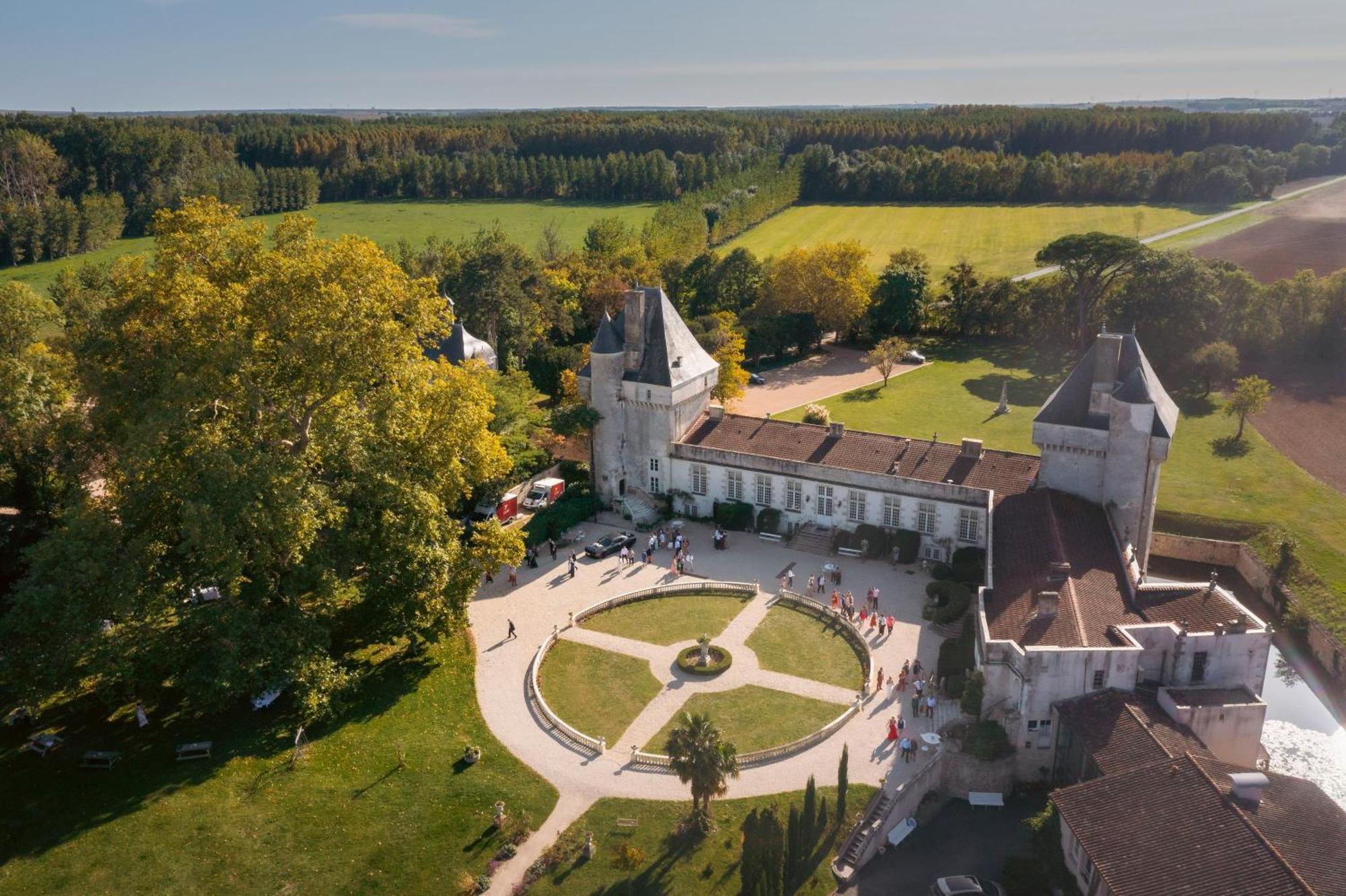 Un séjour d'exception au Logis du Château Saint-Pierre-de-l'Isle Extérieur photo